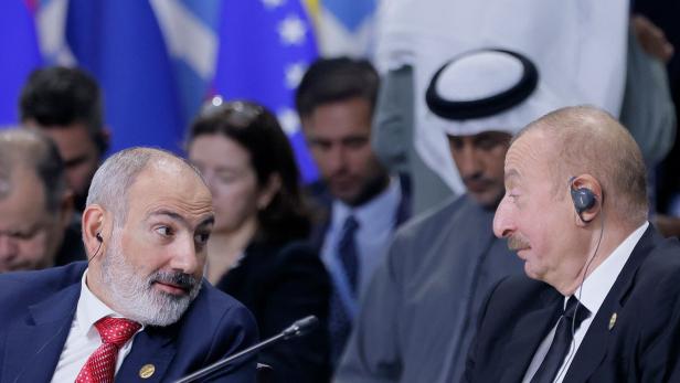 RUSSIA-BRICS-DIPLOMACY Armeniens Ministerpräsident Nikol Paschinjan (l.) und Aserbaidschans Präsident Ilhan Aliyew