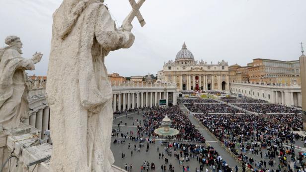 Papst Franziskus feiert die Ostermesse mit Gläubigen auf dem Petersplatz im Vatikan