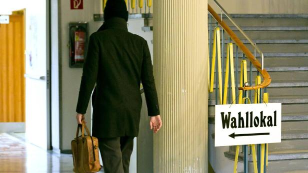 ++ THEMENBILD ++ VORARLBERG-WAHLEN: WAHLLOKAL Analyse: Blaue Welle bei Wahl in Vorarlberg schaumgebremst