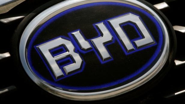 FILE PHOTO: The company logo of China's automaker BYD is seen on a car outside its headquarters in Shenzhen 470 km Reichweite nach fünf Minuten: BYD stellt neuen Schnellader vor