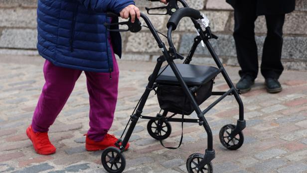 UK Government faces potential rebellion over proposed welfare and disability cuts Prozess: 86-Jähriger mit Rollator in Wien von Trio verfolgt und beraubt