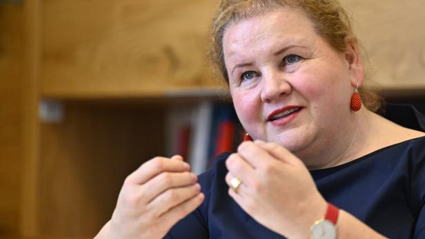 NTERVIEW: ARBEITS-, SOZIAL- UND GESUNDHEITSMINISTERIN KORINNA SCHUMANN (SPÖ) Sozialministerin Korinna Schumann: "Bitte, lassen Sie sich impfen"