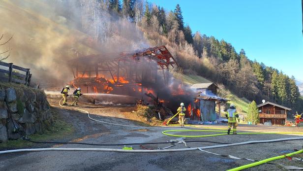 ++ HANDOUT ++ TIROL: GROSSBRAND BEI BAUERNHOF Großbrand in Tirol: Menschen und Tiere konnten gerettet werden