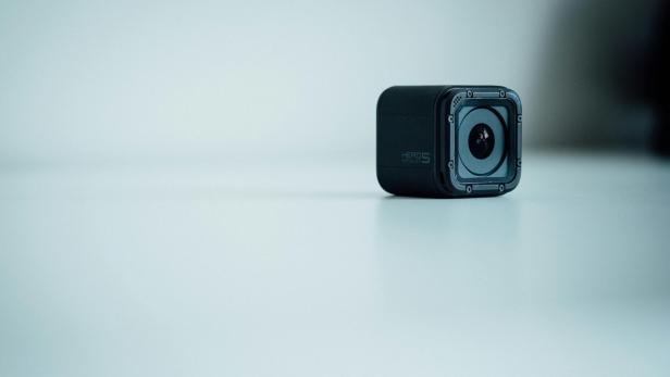 Mann installierte Kamera in Frauenumkleide – "Fehler" entlarvt ihn Kleine schwarze Kamera lieg auf weißem Tisch