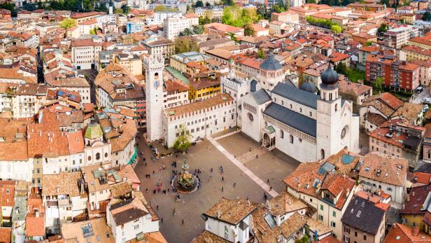 Trento Cathedral Cathedral, Italy Über 1.500 Gemeinden in Italien sind vom Aussterben bedroht.