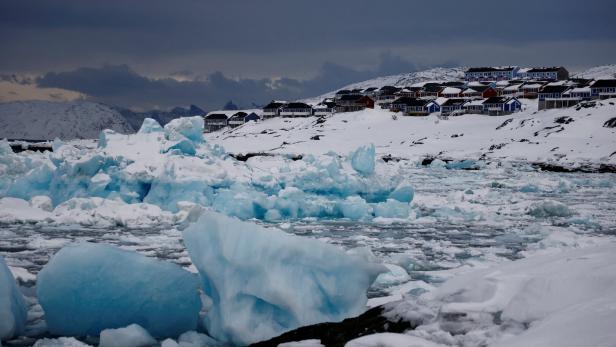 The Wider Image: Inuit pride stirs independence mood in Greenland election Eisblöcke vor Hauptstadt Nuuk: Grönlands Gewässer sind unwirtlich, es mangelt an Infrastruktur