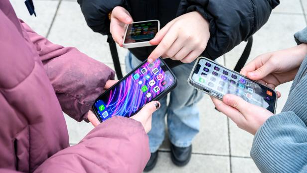 ++ THEMENBILD ++ HANDYVERBOT AN SCHULEN Bundesweites Handyverbot an Schulen kommt mit 1. Mai