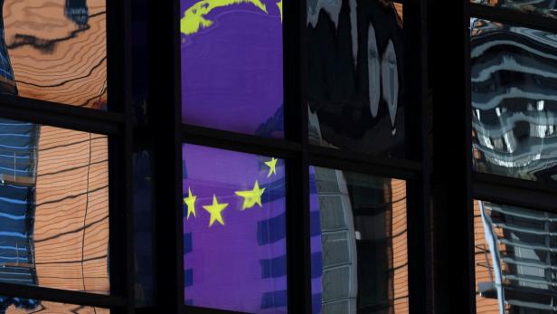 A banner depicting an European Union flag is reflected in a window outside the EU Council headquarters in Brussels Worst-Case-Szenario: EU sieht Krieg mit Russland als reale Möglichkeit