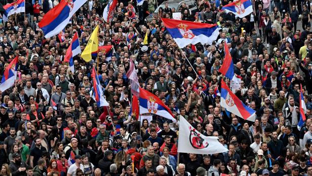 Massenproteste in Serbien: "Vučićs Machtpyramide bröckelt"