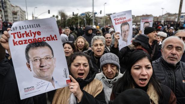Protest in Istanbul against the detention of Istanbul mayor Imamoglu Die Verhaftung des Istanbuler Bürgermeister Ekrem Imamoğlu löste eine Welle der Proteste in der Türkei aus. Imamoğlu gilt als wichtigster Kontrahenten von Staatschef Recep Tayyip Erdoğan.