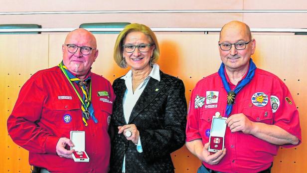 46-213856314 Pfadfinder: Bundes-Ehrenzeichen für Richard Hauer und Erich Rieger