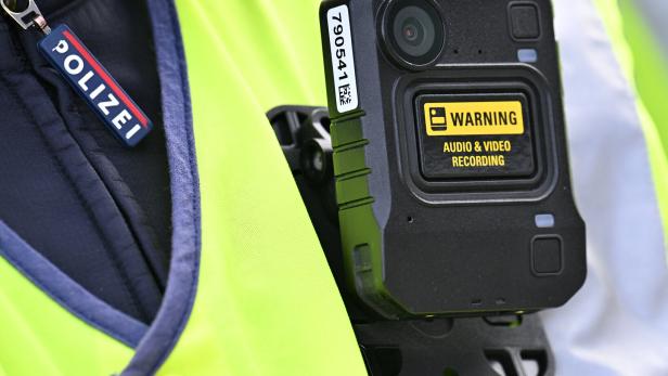 ++ THEMENBILD ++ POLIZEI / EXEKUTIVE / BODYCAM / KÖRPERKAMERA Freilaufender Hund griff in Wien Passantin und Polizisten an