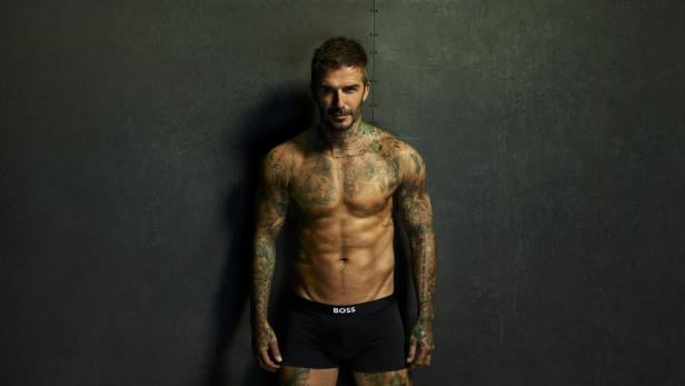 David Beckham posiert mit nacktem Oberkörper und Tattoos für eine Boss-Werbung.