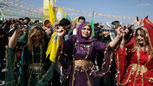 Kurdish people celebrate Nowruz (Newroz) in Istanbul Newroz: Wie das persische Neujahrfest gefeiert wird