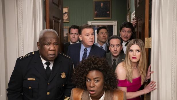 Uzo Aduba (Mitte) ermittelt in der neuen Netflix-Serie "The Residence"