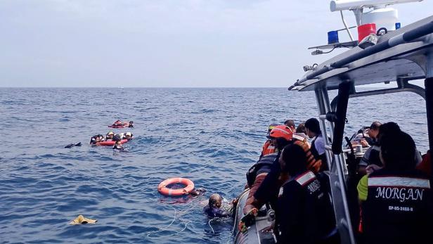 COLOMBIA-TOURISM-BOAT-ACCIDENT Mitglieder der kolumbianischen Küstenwache bei der Rettung von Touristen nach einem Schiffsunglück in der Nähe von Cartagena, Kolumbien, am 2. März 2025.
