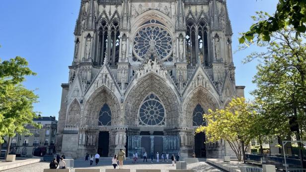 Wieso in der Kathedrale von Reims alle aus dem Fenster starren