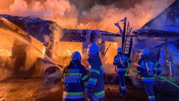 ++ HANDOUT ++ STEIERMARK: DREI VERLETZTE FEUERWEHRLEUTE BEI BRAND NAHE IN ST. MAREIN BEI GRAZ Verletzte Einsatzkräfte bei Großbrand in der Steiermark