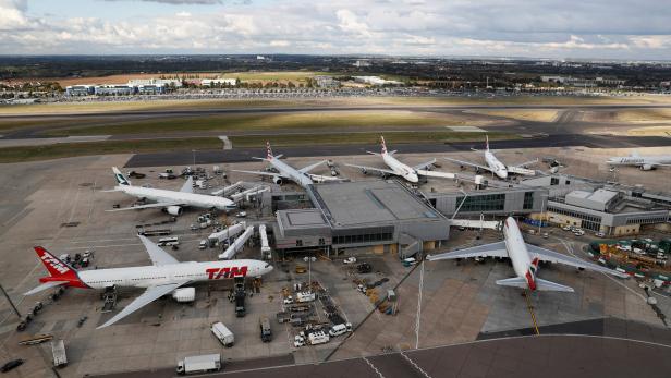 FILE PHOTO: A general view Heathrow Airport near London Londoner Flughafen nach Blackout geschlossen: 15 Wien-Flüge abgesagt