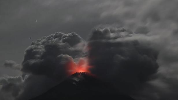 Indonesian authorities raise alert status of Lewotobi Laki-Laki Volcano to highest level Vulkanausbruch in Indonesien: Große Aschewolken legen Bali-Flüge lahm