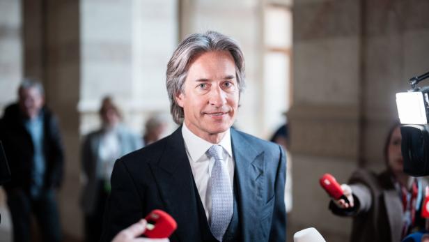 VERHANDLUNG OGH ZU GRASSER: GRASSER Karl-Heinz Grasser im Dreiteiler in Halbtotale. Er ist umringt von Journalisten mit Mikrofonen. Auch eine Kamera ist zu sehen.
