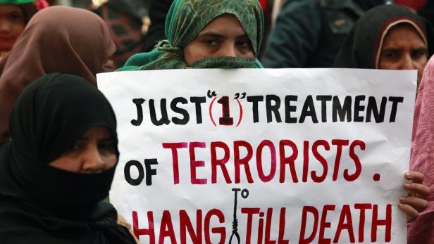 Hinterbliebene der Opfer des pakistanischen Schulmassakers forderten auf Plakaten Gerechtigkeit ein.