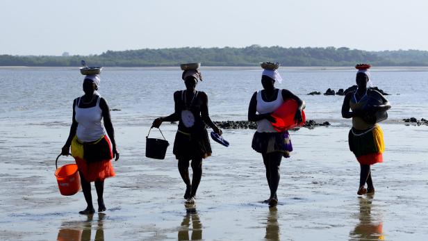 Frauen beim Wassertragen auf der Insel Orango