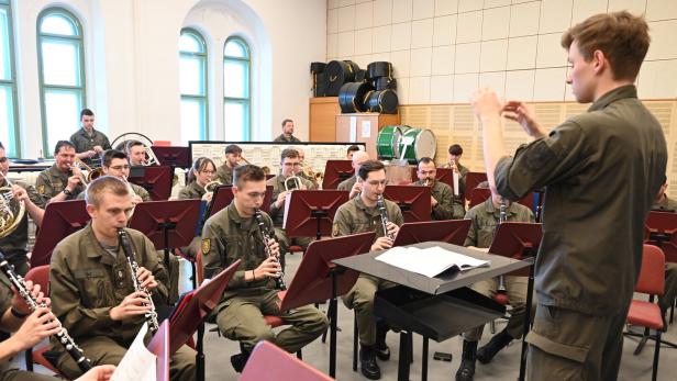 46-213947837 Allianz der Blasmusik: Militärmusik hilft JHP-Studenten
