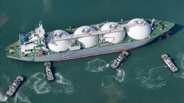 LNG-Tanker wird von Schleppschiffen in einem Hafen manövriert