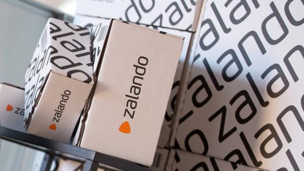Mehrere Zalando-Pakete stehen auf einem Regal.