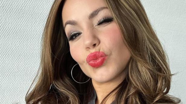 Christina Hänni hat 17 Kilo abgenommen und zeigt After-Baby-Body Christina Hänni: 35-jährige Brünette trägt roten Lippenstift und formt einen Kussmund