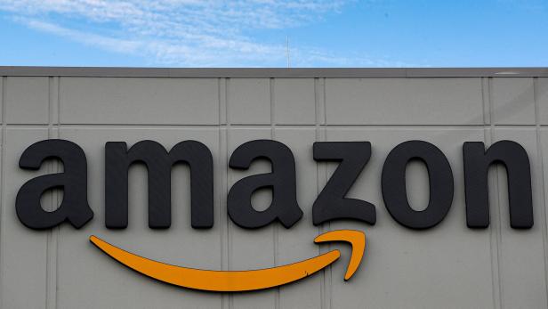 FILE PHOTO: Amazon's JFK8 distribution center in Staten Island, New York City Amazon: Zahl der gefälschten Produkte steigt massiv an