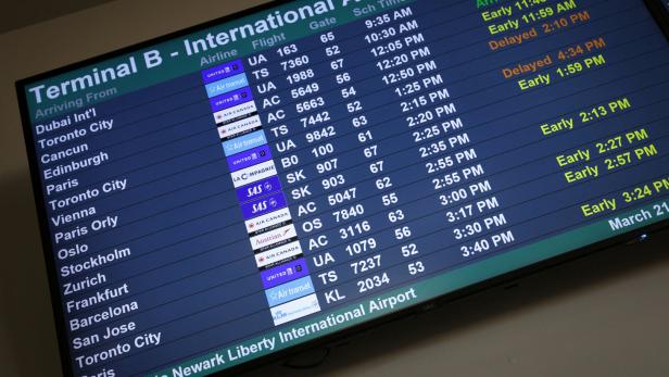 Departures display at Newark International Airport following the closure of London Heathrow Airport, in Newark London Heathrow nach Flugchaos zurück im Vollbetrieb