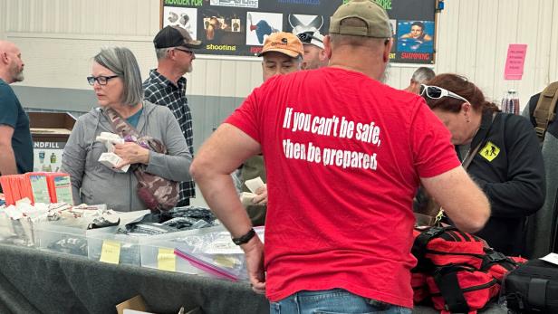 Attendees line up to pay for trauma medical kit at the "Survival & Prepper Show" in Longmont Muss man gleich eine Prepper-Messe (wie hier in Colorado, USA) aufsuchen, um resilient zu sein?