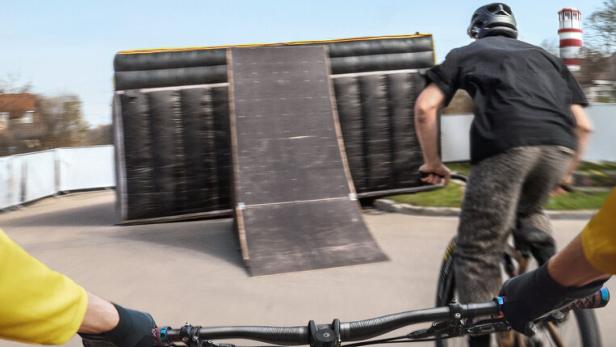 B wie Radfahren: Neue Projekte im vielleicht kuriosesten "Radland"