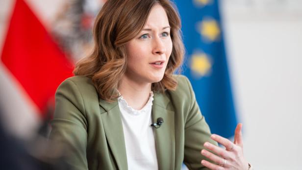Plakolm: "Kopftuch bei einer Achtjährigen ist ein Zeichen der Unterdrückung"