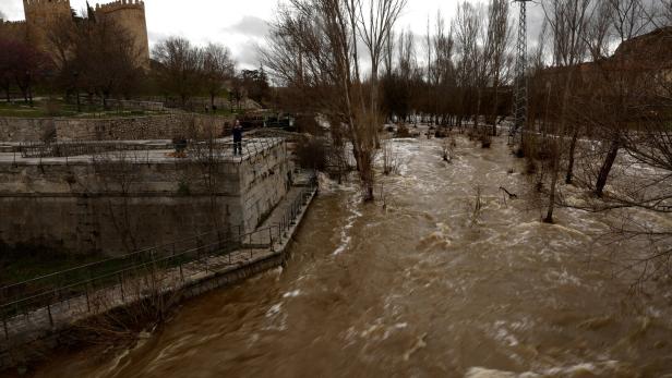 A man takes a picture of the overflowed Adaja river after heavy rains in Avila Alarmzustand erklärt: Beliebte spanische Stadt steht unter Wasser
