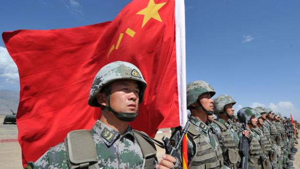 Chinesische Soldaten bei einer Übung - sie könnte vielleicht bald in der Ukraine stehen