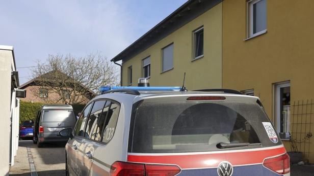 Politei vor dem Tatort im Bezirk Braunau