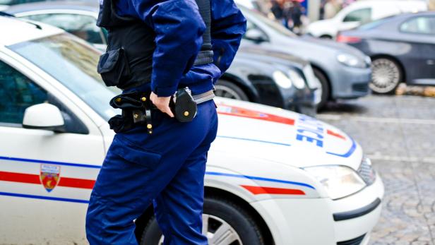 Paris Policeman In Frankreich sitzen mehrere junge Männer wegen möglichen Plänen für einen Terroranschlag in U-Haft.