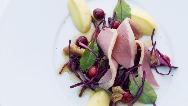 Geräucherte Entenbrust auf lauwarmem Salat von Rotkraut, Walnuss und Cranberries mit Apfelcreme.
