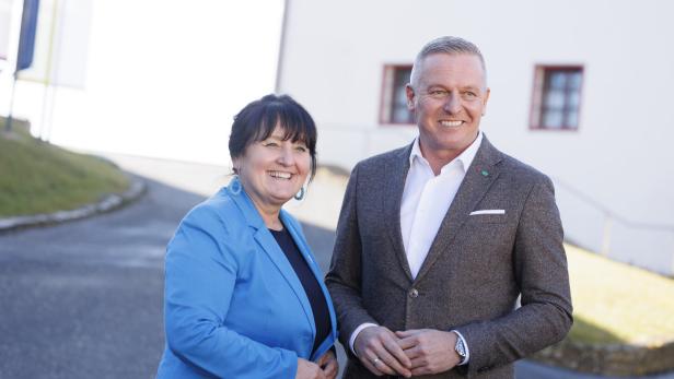 Manuela Khom und Mario Kunasak nebebeinander im Freien