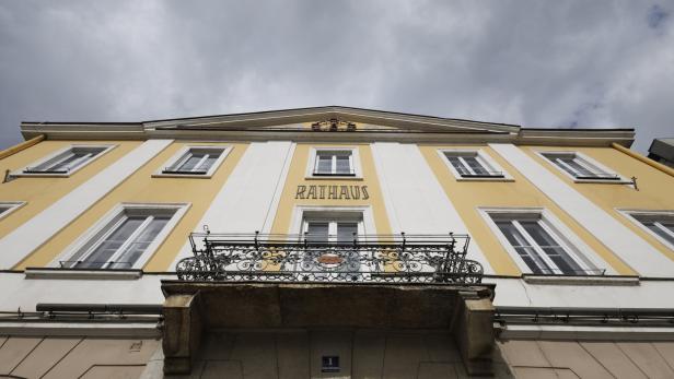 Bewölkter Himmel über Rathaus