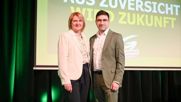 Helga Krismer gemeinsam mit Hikmet Arslan beim Landeskongress