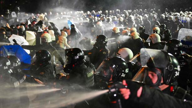 Oppositionelle prallen in Istanbul auf die Polizei Oppositionelle prallen in Istanbul auf die Polizei