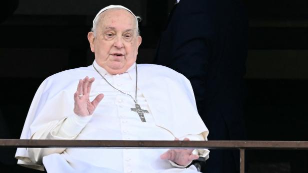 Papst Franziskus nach 38 Tagen aus dem Krankenhaus entlassen Papst Franziskus nach 38 Tagen aus dem Krankenhaus entlassen