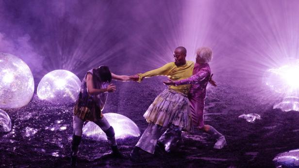 Meg Stuart „Glitch Witch“: Rave-Party in dystopischer Planetenlandschaft