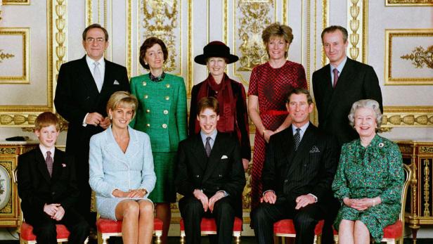 Ein formelles Gruppenfoto der britischen Königsfamilie und Gästen in einem opulenten Raum.
