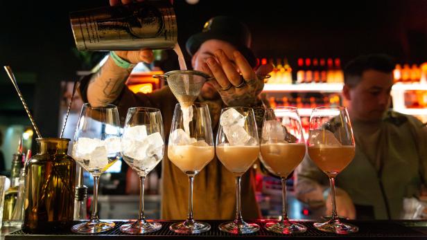 Cooler Sound, feines Barfood und „mindful drinking“ im Volksgarten bei Aperitivo Spring.