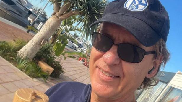 Jörg Dahlmann mit Sonnenbrille und blauer Kappe